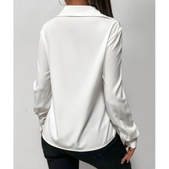 Luxe twist front blouse - Picture 4 of 6
